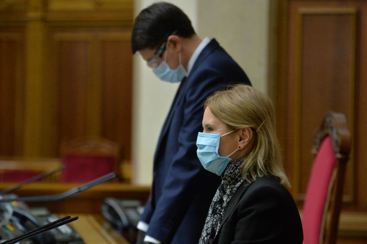 Позачергове пленарне засідання Верховної Ради України. 

Для участі у засіданні зареєструвалося 317 народних депутатів.
Голова Верховної Ради України Дмитро Разумков відкрив позачергове пленарне засідання.
Д.Разумков зазначив, що цієї суботи держава буде відзначати 75-річчя з дня Перемоги над нацизмом у Другій Світовій війні.
 Народні депутати хвилиною мовчання вшанували пам’ять усіх полеглих.
Після закінчення виступів до розгляду оголошено проект Закону України про внесення змін до деяких законів України з метою підвищення спроможності системи охорони здоров'я України протидіяти поширенню коронавірусної хвороби COVID-19 №3380.
За результатами голосування законопроект 338 голосами було прийнято за основу та 336 голосами - в цілому з необхідними техніко-юридичними правками та з врахуванням пропозицій Комітету.
Олена Кондратюк
