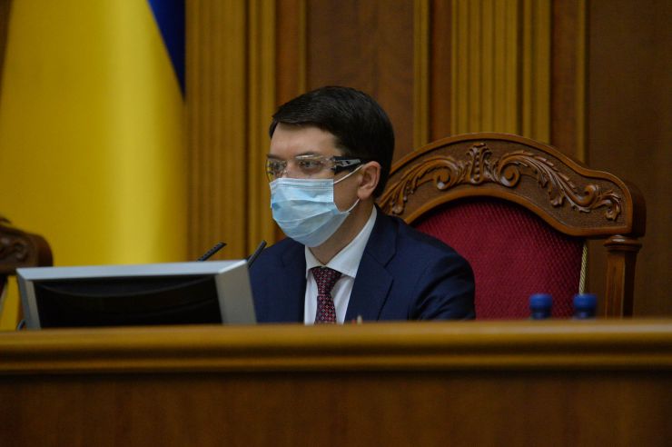 Позачергове пленарне засідання Верховної Ради України. 

Для участі у засіданні зареєструвалося 317 народних депутатів.
Голова Верховної Ради України Дмитро Разумков відкрив позачергове пленарне засідання.
Д.Разумков зазначив, що цієї суботи держава буде відзначати 75-річчя з дня Перемоги над нацизмом у Другій Світовій війні.
 Народні депутати хвилиною мовчання вшанували пам’ять усіх полеглих.
Після закінчення виступів до розгляду оголошено проект Закону України про внесення змін до деяких законів України з метою підвищення спроможності системи охорони здоров'я України протидіяти поширенню коронавірусної хвороби COVID-19 №3380.
За результатами голосування законопроект 338 голосами було прийнято за основу та 336 голосами - в цілому з необхідними техніко-юридичними правками та з врахуванням пропозицій Комітету.
Дмитро Разумков 

