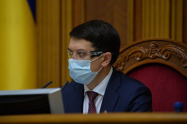 Позачергове пленарне засідання Верховної Ради України. 

Для участі у засіданні зареєструвалося 317 народних депутатів.
Голова Верховної Ради України Дмитро Разумков відкрив позачергове пленарне засідання.
Д.Разумков зазначив, що цієї суботи держава буде відзначати 75-річчя з дня Перемоги над нацизмом у Другій Світовій війні.
 Народні депутати хвилиною мовчання вшанували пам’ять усіх полеглих.
Після закінчення виступів до розгляду оголошено проект Закону України про внесення змін до деяких законів України з метою підвищення спроможності системи охорони здоров'я України протидіяти поширенню коронавірусної хвороби COVID-19 №3380.
За результатами голосування законопроект 338 голосами було прийнято за основу та 336 голосами - в цілому з необхідними техніко-юридичними правками та з врахуванням пропозицій Комітету.
Дмитро Разумков 
