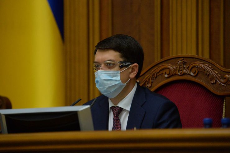 Позачергове пленарне засідання Верховної Ради України. 

Для участі у засіданні зареєструвалося 317 народних депутатів.
Голова Верховної Ради України Дмитро Разумков відкрив позачергове пленарне засідання.
Д.Разумков зазначив, що цієї суботи держава буде відзначати 75-річчя з дня Перемоги над нацизмом у Другій Світовій війні.
 Народні депутати хвилиною мовчання вшанували пам’ять усіх полеглих.
Після закінчення виступів до розгляду оголошено проект Закону України про внесення змін до деяких законів України з метою підвищення спроможності системи охорони здоров'я України протидіяти поширенню коронавірусної хвороби COVID-19 №3380.
За результатами голосування законопроект 338 голосами було прийнято за основу та 336 голосами - в цілому з необхідними техніко-юридичними правками та з врахуванням пропозицій Комітету.
Дмитро Разумков 
