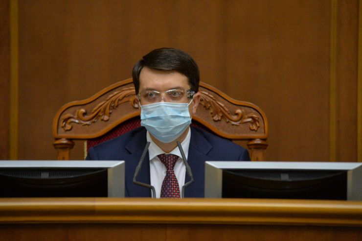 Позачергове пленарне засідання Верховної Ради України. 

Для участі у засіданні зареєструвалося 317 народних депутатів.
Голова Верховної Ради України Дмитро Разумков відкрив позачергове пленарне засідання.
Д.Разумков зазначив, що цієї суботи держава буде відзначати 75-річчя з дня Перемоги над нацизмом у Другій Світовій війні.
 Народні депутати хвилиною мовчання вшанували пам’ять усіх полеглих.
Після закінчення виступів до розгляду оголошено проект Закону України про внесення змін до деяких законів України з метою підвищення спроможності системи охорони здоров'я України протидіяти поширенню коронавірусної хвороби COVID-19 №3380.
За результатами голосування законопроект 338 голосами було прийнято за основу та 336 голосами - в цілому з необхідними техніко-юридичними правками та з врахуванням пропозицій Комітету.
Дмитро Разумков 
