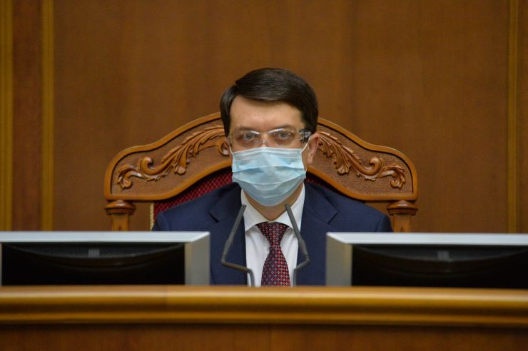 Позачергове пленарне засідання Верховної Ради України. 

Для участі у засіданні зареєструвалося 317 народних депутатів.
Голова Верховної Ради України Дмитро Разумков відкрив позачергове пленарне засідання.
Д.Разумков зазначив, що цієї суботи держава буде відзначати 75-річчя з дня Перемоги над нацизмом у Другій Світовій війні.
 Народні депутати хвилиною мовчання вшанували пам’ять усіх полеглих.
Після закінчення виступів до розгляду оголошено проект Закону України про внесення змін до деяких законів України з метою підвищення спроможності системи охорони здоров'я України протидіяти поширенню коронавірусної хвороби COVID-19 №3380.
За результатами голосування законопроект 338 голосами було прийнято за основу та 336 голосами - в цілому з необхідними техніко-юридичними правками та з врахуванням пропозицій Комітету.
Дмитро Разумков 
