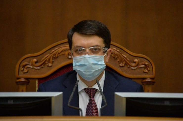 Позачергове пленарне засідання Верховної Ради України. 

Для участі у засіданні зареєструвалося 317 народних депутатів.
Голова Верховної Ради України Дмитро Разумков відкрив позачергове пленарне засідання.
Д.Разумков зазначив, що цієї суботи держава буде відзначати 75-річчя з дня Перемоги над нацизмом у Другій Світовій війні.
 Народні депутати хвилиною мовчання вшанували пам’ять усіх полеглих.
Після закінчення виступів до розгляду оголошено проект Закону України про внесення змін до деяких законів України з метою підвищення спроможності системи охорони здоров'я України протидіяти поширенню коронавірусної хвороби COVID-19 №3380.
За результатами голосування законопроект 338 голосами було прийнято за основу та 336 голосами - в цілому з необхідними техніко-юридичними правками та з врахуванням пропозицій Комітету.
Дмитро Разумков 
