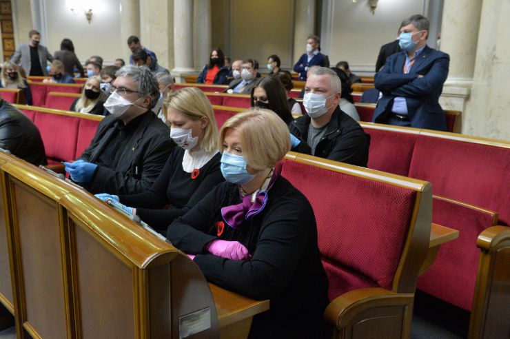 Позачергове пленарне засідання Верховної Ради України. 

Для участі у засіданні зареєструвалося 317 народних депутатів.
Голова Верховної Ради України Дмитро Разумков відкрив позачергове пленарне засідання.
Д.Разумков зазначив, що цієї суботи держава буде відзначати 75-річчя з дня Перемоги над нацизмом у Другій Світовій війні.
 Народні депутати хвилиною мовчання вшанували пам’ять усіх полеглих.
Після закінчення виступів до розгляду оголошено проект Закону України про внесення змін до деяких законів України з метою підвищення спроможності системи охорони здоров'я України протидіяти поширенню коронавірусної хвороби COVID-19 №3380.
За результатами голосування законопроект 338 голосами було прийнято за основу та 336 голосами - в цілому з необхідними техніко-юридичними правками та з врахуванням пропозицій Комітету.
Геращенко
