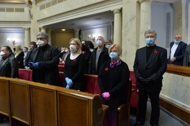 Позачергове пленарне засідання Верховної Ради України. 

Для участі у засіданні зареєструвалося 317 народних депутатів.
Голова Верховної Ради України Дмитро Разумков відкрив позачергове пленарне засідання.
Д.Разумков зазначив, що цієї суботи держава буде відзначати 75-річчя з дня Перемоги над нацизмом у Другій Світовій війні.
 Народні депутати хвилиною мовчання вшанували пам’ять усіх полеглих.
Після закінчення виступів до розгляду оголошено проект Закону України про внесення змін до деяких законів України з метою підвищення спроможності системи охорони здоров'я України протидіяти поширенню коронавірусної хвороби COVID-19 №3380.
За результатами голосування законопроект 338 голосами було прийнято за основу та 336 голосами - в цілому з необхідними техніко-юридичними правками та з врахуванням пропозицій Комітету.
Геращенко , Петро Порошенко
