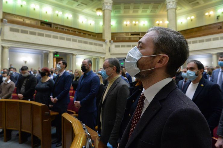 Позачергове пленарне засідання Верховної Ради України. 

Для участі у засіданні зареєструвалося 317 народних депутатів.
Голова Верховної Ради України Дмитро Разумков відкрив позачергове пленарне засідання.
Д.Разумков зазначив, що цієї суботи держава буде відзначати 75-річчя з дня Перемоги над нацизмом у Другій Світовій війні.
 Народні депутати хвилиною мовчання вшанували пам’ять усіх полеглих.
Після закінчення виступів до розгляду оголошено проект Закону України про внесення змін до деяких законів України з метою підвищення спроможності системи охорони здоров'я України протидіяти поширенню коронавірусної хвороби COVID-19 №3380.
За результатами голосування законопроект 338 голосами було прийнято за основу та 336 голосами - в цілому з необхідними техніко-юридичними правками та з врахуванням пропозицій Комітету.
