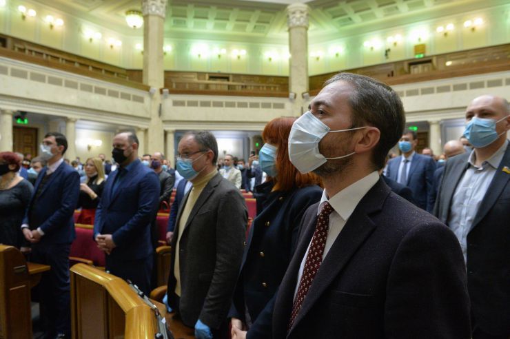 Позачергове пленарне засідання Верховної Ради України. 

Для участі у засіданні зареєструвалося 317 народних депутатів.
Голова Верховної Ради України Дмитро Разумков відкрив позачергове пленарне засідання.
Д.Разумков зазначив, що цієї суботи держава буде відзначати 75-річчя з дня Перемоги над нацизмом у Другій Світовій війні.
 Народні депутати хвилиною мовчання вшанували пам’ять усіх полеглих.
Після закінчення виступів до розгляду оголошено проект Закону України про внесення змін до деяких законів України з метою підвищення спроможності системи охорони здоров'я України протидіяти поширенню коронавірусної хвороби COVID-19 №3380.
За результатами голосування законопроект 338 голосами було прийнято за основу та 336 голосами - в цілому з необхідними техніко-юридичними правками та з врахуванням пропозицій Комітету.
