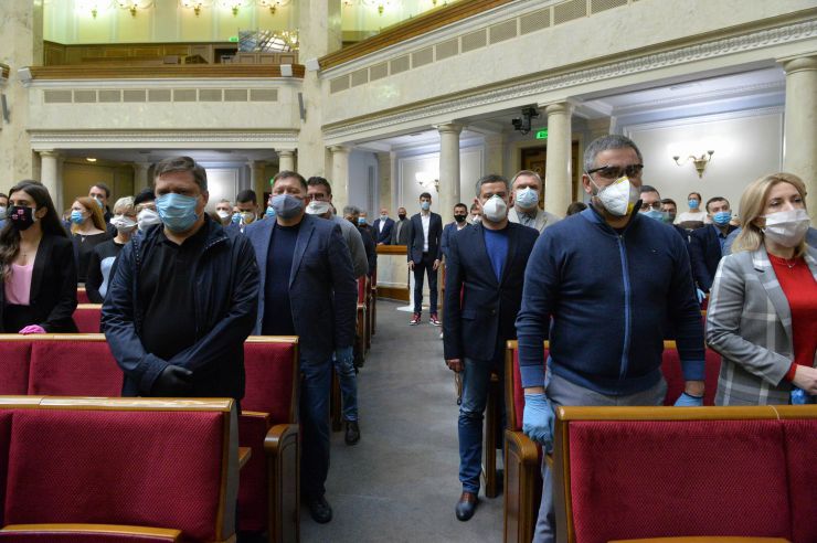 Позачергове пленарне засідання Верховної Ради України. 

Для участі у засіданні зареєструвалося 317 народних депутатів.
Голова Верховної Ради України Дмитро Разумков відкрив позачергове пленарне засідання.
Д.Разумков зазначив, що цієї суботи держава буде відзначати 75-річчя з дня Перемоги над нацизмом у Другій Світовій війні.
 Народні депутати хвилиною мовчання вшанували пам’ять усіх полеглих.
Після закінчення виступів до розгляду оголошено проект Закону України про внесення змін до деяких законів України з метою підвищення спроможності системи охорони здоров'я України протидіяти поширенню коронавірусної хвороби COVID-19 №3380.
За результатами голосування законопроект 338 голосами було прийнято за основу та 336 голосами - в цілому з необхідними техніко-юридичними правками та з врахуванням пропозицій Комітету.
