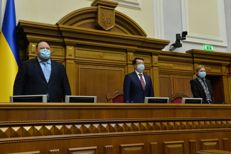 Позачергове пленарне засідання Верховної Ради України. 

Для участі у засіданні зареєструвалося 317 народних депутатів.
Голова Верховної Ради України Дмитро Разумков відкрив позачергове пленарне засідання.
Д.Разумков зазначив, що цієї суботи держава буде відзначати 75-річчя з дня Перемоги над нацизмом у Другій Світовій війні.
 Народні депутати хвилиною мовчання вшанували пам’ять усіх полеглих.
Після закінчення виступів до розгляду оголошено проект Закону України про внесення змін до деяких законів України з метою підвищення спроможності системи охорони здоров'я України протидіяти поширенню коронавірусної хвороби COVID-19 №3380.
За результатами голосування законопроект 338 голосами було прийнято за основу та 336 голосами - в цілому з необхідними техніко-юридичними правками та з врахуванням пропозицій Комітету.
Руслан Стефанчук, Дмитро Разумков , Олена Кондратюк
