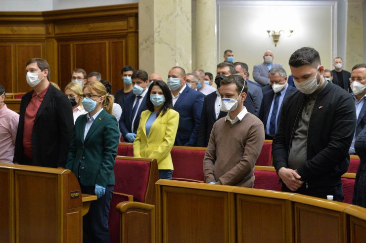 Позачергове пленарне засідання Верховної Ради України. 

Для участі у засіданні зареєструвалося 317 народних депутатів.
Голова Верховної Ради України Дмитро Разумков відкрив позачергове пленарне засідання.
Д.Разумков зазначив, що цієї суботи держава буде відзначати 75-річчя з дня Перемоги над нацизмом у Другій Світовій війні.
 Народні депутати хвилиною мовчання вшанували пам’ять усіх полеглих.
Після закінчення виступів до розгляду оголошено проект Закону України про внесення змін до деяких законів України з метою підвищення спроможності системи охорони здоров'я України протидіяти поширенню коронавірусної хвороби COVID-19 №3380.
За результатами голосування законопроект 338 голосами було прийнято за основу та 336 голосами - в цілому з необхідними техніко-юридичними правками та з врахуванням пропозицій Комітету.
