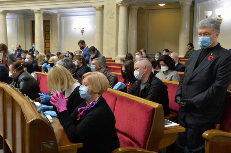 Позачергове пленарне засідання Верховної Ради України. 

Для участі у засіданні зареєструвалося 317 народних депутатів.
Голова Верховної Ради України Дмитро Разумков відкрив позачергове пленарне засідання.
Д.Разумков зазначив, що цієї суботи держава буде відзначати 75-річчя з дня Перемоги над нацизмом у Другій Світовій війні.
 Народні депутати хвилиною мовчання вшанували пам’ять усіх полеглих.
Після закінчення виступів до розгляду оголошено проект Закону України про внесення змін до деяких законів України з метою підвищення спроможності системи охорони здоров'я України протидіяти поширенню коронавірусної хвороби COVID-19 №3380.
За результатами голосування законопроект 338 голосами було прийнято за основу та 336 голосами - в цілому з необхідними техніко-юридичними правками та з врахуванням пропозицій Комітету.
Геращенко , Порошенко
