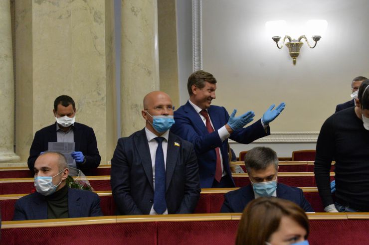 Позачергове пленарне засідання Верховної Ради України. 

Для участі у засіданні зареєструвалося 317 народних депутатів.
Голова Верховної Ради України Дмитро Разумков відкрив позачергове пленарне засідання.
Д.Разумков зазначив, що цієї суботи держава буде відзначати 75-річчя з дня Перемоги над нацизмом у Другій Світовій війні.
 Народні депутати хвилиною мовчання вшанували пам’ять усіх полеглих.
Після закінчення виступів до розгляду оголошено проект Закону України про внесення змін до деяких законів України з метою підвищення спроможності системи охорони здоров'я України протидіяти поширенню коронавірусної хвороби COVID-19 №3380.
За результатами голосування законопроект 338 голосами було прийнято за основу та 336 голосами - в цілому з необхідними техніко-юридичними правками та з врахуванням пропозицій Комітету.
