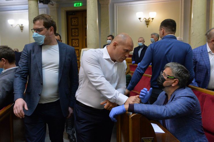Позачергове пленарне засідання Верховної Ради України. 

Для участі у засіданні зареєструвалося 317 народних депутатів.
Голова Верховної Ради України Дмитро Разумков відкрив позачергове пленарне засідання.
Д.Разумков зазначив, що цієї суботи держава буде відзначати 75-річчя з дня Перемоги над нацизмом у Другій Світовій війні.
 Народні депутати хвилиною мовчання вшанували пам’ять усіх полеглих.
Після закінчення виступів до розгляду оголошено проект Закону України про внесення змін до деяких законів України з метою підвищення спроможності системи охорони здоров'я України протидіяти поширенню коронавірусної хвороби COVID-19 №3380.
За результатами голосування законопроект 338 голосами було прийнято за основу та 336 голосами - в цілому з необхідними техніко-юридичними правками та з врахуванням пропозицій Комітету.
