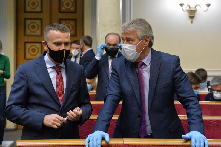 Позачергове пленарне засідання Верховної Ради України. 

Для участі у засіданні зареєструвалося 317 народних депутатів.
Голова Верховної Ради України Дмитро Разумков відкрив позачергове пленарне засідання.
Д.Разумков зазначив, що цієї суботи держава буде відзначати 75-річчя з дня Перемоги над нацизмом у Другій Світовій війні.
 Народні депутати хвилиною мовчання вшанували пам’ять усіх полеглих.
Після закінчення виступів до розгляду оголошено проект Закону України про внесення змін до деяких законів України з метою підвищення спроможності системи охорони здоров'я України протидіяти поширенню коронавірусної хвороби COVID-19 №3380.
За результатами голосування законопроект 338 голосами було прийнято за основу та 336 голосами - в цілому з необхідними техніко-юридичними правками та з врахуванням пропозицій Комітету.
Крулько , Кириленко
