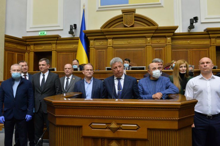Позачергове пленарне засідання Верховної Ради України. 

Для участі у засіданні зареєструвалося 317 народних депутатів.
Голова Верховної Ради України Дмитро Разумков відкрив позачергове пленарне засідання.
Д.Разумков зазначив, що цієї суботи держава буде відзначати 75-річчя з дня Перемоги над нацизмом у Другій Світовій війні.
 Народні депутати хвилиною мовчання вшанували пам’ять усіх полеглих.
Після закінчення виступів до розгляду оголошено проект Закону України про внесення змін до деяких законів України з метою підвищення спроможності системи охорони здоров'я України протидіяти поширенню коронавірусної хвороби COVID-19 №3380.
За результатами голосування законопроект 338 голосами було прийнято за основу та 336 голосами - в цілому з необхідними техніко-юридичними правками та з врахуванням пропозицій Комітету.
Бойко
