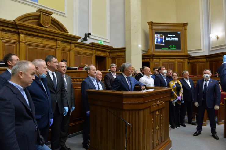 Позачергове пленарне засідання Верховної Ради України. 

Для участі у засіданні зареєструвалося 317 народних депутатів.
Голова Верховної Ради України Дмитро Разумков відкрив позачергове пленарне засідання.
Д.Разумков зазначив, що цієї суботи держава буде відзначати 75-річчя з дня Перемоги над нацизмом у Другій Світовій війні.
 Народні депутати хвилиною мовчання вшанували пам’ять усіх полеглих.
Після закінчення виступів до розгляду оголошено проект Закону України про внесення змін до деяких законів України з метою підвищення спроможності системи охорони здоров'я України протидіяти поширенню коронавірусної хвороби COVID-19 №3380.
За результатами голосування законопроект 338 голосами було прийнято за основу та 336 голосами - в цілому з необхідними техніко-юридичними правками та з врахуванням пропозицій Комітету.
Бойко
