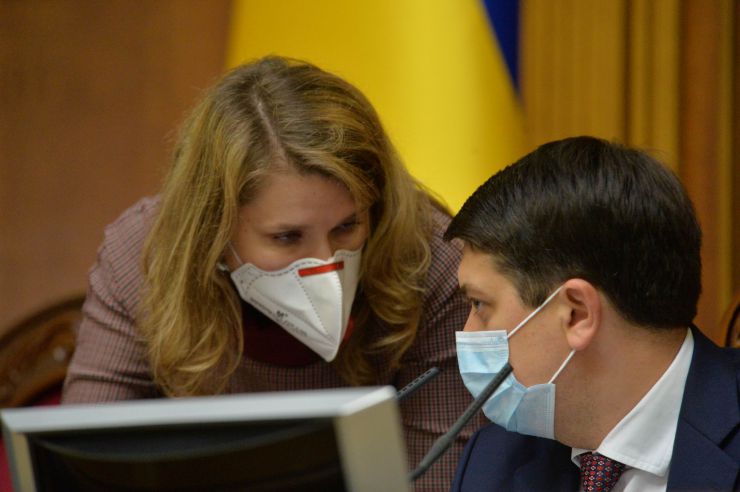 Позачергове пленарне засідання Верховної Ради України. 

Для участі у засіданні зареєструвалося 317 народних депутатів.
Голова Верховної Ради України Дмитро Разумков відкрив позачергове пленарне засідання.
Д.Разумков зазначив, що цієї суботи держава буде відзначати 75-річчя з дня Перемоги над нацизмом у Другій Світовій війні.
 Народні депутати хвилиною мовчання вшанували пам’ять усіх полеглих.
Після закінчення виступів до розгляду оголошено проект Закону України про внесення змін до деяких законів України з метою підвищення спроможності системи охорони здоров'я України протидіяти поширенню коронавірусної хвороби COVID-19 №3380.
За результатами голосування законопроект 338 голосами було прийнято за основу та 336 голосами - в цілому з необхідними техніко-юридичними правками та з врахуванням пропозицій Комітету.
Дмитро Разумков 
