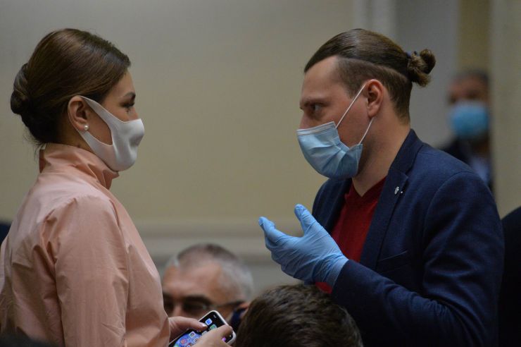 Позачергове пленарне засідання Верховної Ради України. 

Для участі у засіданні зареєструвалося 317 народних депутатів.
Голова Верховної Ради України Дмитро Разумков відкрив позачергове пленарне засідання.
Д.Разумков зазначив, що цієї суботи держава буде відзначати 75-річчя з дня Перемоги над нацизмом у Другій Світовій війні.
 Народні депутати хвилиною мовчання вшанували пам’ять усіх полеглих.
Після закінчення виступів до розгляду оголошено проект Закону України про внесення змін до деяких законів України з метою підвищення спроможності системи охорони здоров'я України протидіяти поширенню коронавірусної хвороби COVID-19 №3380.
За результатами голосування законопроект 338 голосами було прийнято за основу та 336 голосами - в цілому з необхідними техніко-юридичними правками та з врахуванням пропозицій Комітету.
