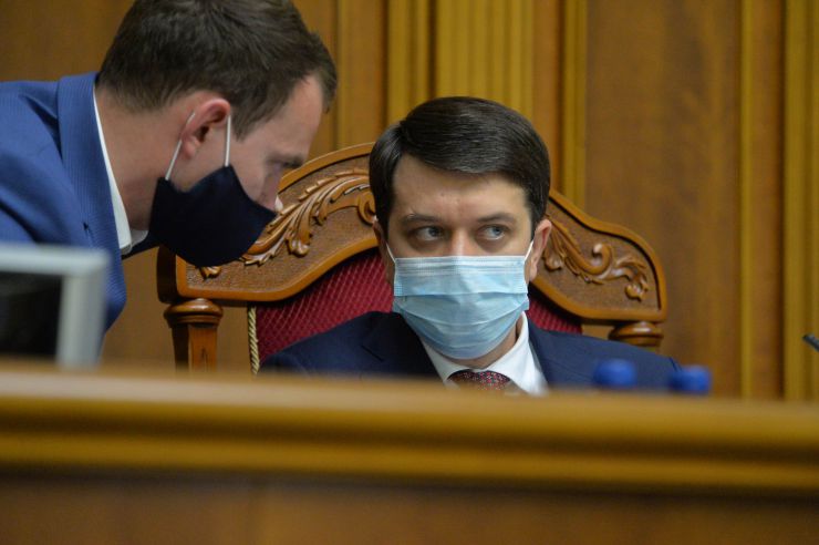 Позачергове пленарне засідання Верховної Ради України. 

Для участі у засіданні зареєструвалося 317 народних депутатів.
Голова Верховної Ради України Дмитро Разумков відкрив позачергове пленарне засідання.
Д.Разумков зазначив, що цієї суботи держава буде відзначати 75-річчя з дня Перемоги над нацизмом у Другій Світовій війні.
 Народні депутати хвилиною мовчання вшанували пам’ять усіх полеглих.
Після закінчення виступів до розгляду оголошено проект Закону України про внесення змін до деяких законів України з метою підвищення спроможності системи охорони здоров'я України протидіяти поширенню коронавірусної хвороби COVID-19 №3380.
За результатами голосування законопроект 338 голосами було прийнято за основу та 336 голосами - в цілому з необхідними техніко-юридичними правками та з врахуванням пропозицій Комітету.
Дмитро Разумков 
