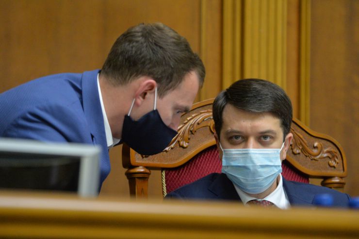 Позачергове пленарне засідання Верховної Ради України. 

Для участі у засіданні зареєструвалося 317 народних депутатів.
Голова Верховної Ради України Дмитро Разумков відкрив позачергове пленарне засідання.
Д.Разумков зазначив, що цієї суботи держава буде відзначати 75-річчя з дня Перемоги над нацизмом у Другій Світовій війні.
 Народні депутати хвилиною мовчання вшанували пам’ять усіх полеглих.
Після закінчення виступів до розгляду оголошено проект Закону України про внесення змін до деяких законів України з метою підвищення спроможності системи охорони здоров'я України протидіяти поширенню коронавірусної хвороби COVID-19 №3380.
За результатами голосування законопроект 338 голосами було прийнято за основу та 336 голосами - в цілому з необхідними техніко-юридичними правками та з врахуванням пропозицій Комітету.
Дмитро Разумков 
