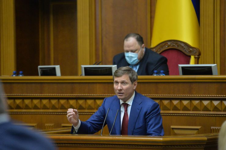 Позачергове пленарне засідання Верховної Ради України. 

Для участі у засіданні зареєструвалося 317 народних депутатів.
Голова Верховної Ради України Дмитро Разумков відкрив позачергове пленарне засідання.
Д.Разумков зазначив, що цієї суботи держава буде відзначати 75-річчя з дня Перемоги над нацизмом у Другій Світовій війні.
 Народні депутати хвилиною мовчання вшанували пам’ять усіх полеглих.
Після закінчення виступів до розгляду оголошено проект Закону України про внесення змін до деяких законів України з метою підвищення спроможності системи охорони здоров'я України протидіяти поширенню коронавірусної хвороби COVID-19 №3380.
За результатами голосування законопроект 338 голосами було прийнято за основу та 336 голосами - в цілому з необхідними техніко-юридичними правками та з врахуванням пропозицій Комітету.
