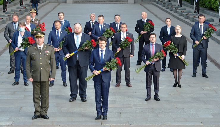 Голова Верховної Ради України Дмитро Разумков вшанував пам’ять загиблих у ході Другої світової війни 
В урочистій церемонії покладання квітів до Меморіалу Вічної Слави на могилі Невідомого Солдата також взяли участь Перший заступник Голови Руслан Стефанчук,  Керівник Апарату Верховної Ради України Вячеслав Штучний, голови парламентських комітетів.

Голова Верховної Ради України Дмитро Разумков, Перший заступник Голови Руслан Стефанчук, Керівник Апарату Верховної Ради України Вячеслав Штучний.