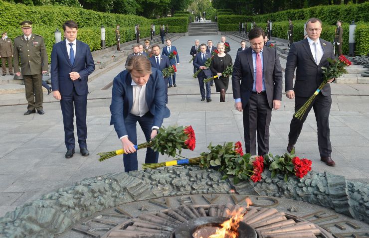 Голова Верховної Ради України Дмитро Разумков вшанував пам’ять загиблих у ході Другої світової війни 
В урочистій церемонії покладання квітів до Меморіалу Вічної Слави на могилі Невідомого Солдата також взяли участь Перший заступник Голови Руслан Стефанчук,  Керівник Апарату Верховної Ради України Вячеслав Штучний, голови парламентських комітетів.
