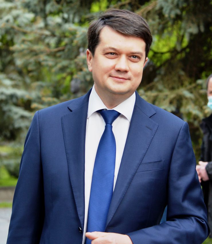 Голова Верховної Ради України Дмитро Разумков вшанував пам’ять загиблих у ході Другої світової війни 
В урочистій церемонії покладання квітів до Меморіалу Вічної Слави на могилі Невідомого Солдата також взяли участь Перший заступник Голови Руслан Стефанчук,  Керівник Апарату Верховної Ради України Вячеслав Штучний, голови парламентських комітетів.
