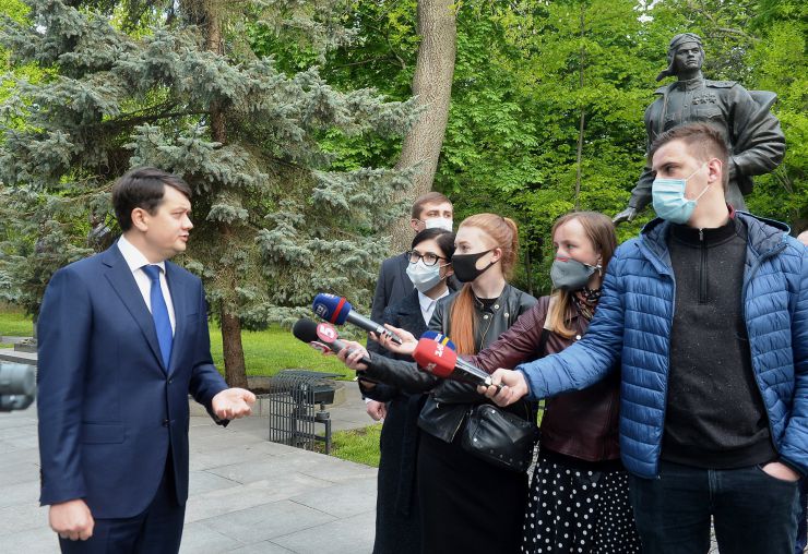 Голова Верховної Ради України Дмитро Разумков вшанував пам’ять загиблих у ході Другої світової війни 
В урочистій церемонії покладання квітів до Меморіалу Вічної Слави на могилі Невідомого Солдата також взяли участь Перший заступник Голови Руслан Стефанчук,  Керівник Апарату Верховної Ради України Вячеслав Штучний, голови парламентських комітетів.
