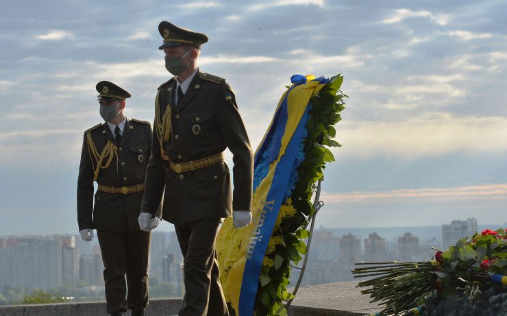 Голова Верховної Ради України Дмитро Разумков вшанував пам’ять загиблих у ході Другої світової війни 
В урочистій церемонії покладання квітів до Меморіалу Вічної Слави на могилі Невідомого Солдата також взяли участь Перший заступник Голови Руслан Стефанчук,  Керівник Апарату Верховної Ради України Вячеслав Штучний, голови парламентських комітетів.
