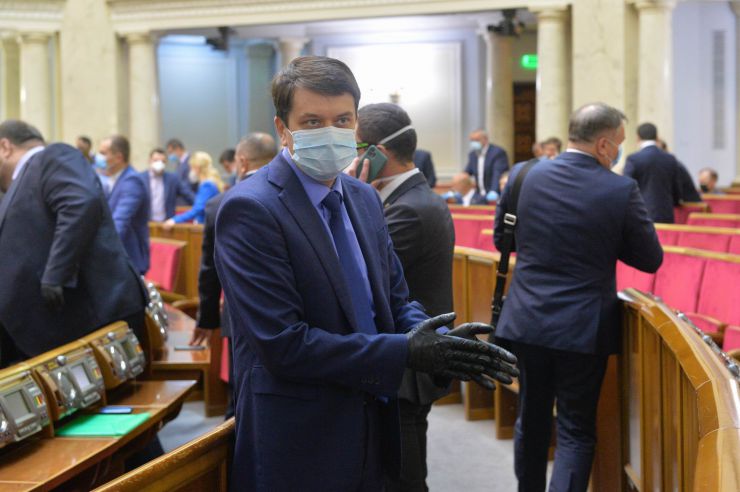Ранкове пленарне засідання Верховної Ради України.
   
Голова Верховної Ради України Дмитро Разумков відкрив ранкове пленарне засідання. 
Д.Разумков звернувся до народних депутатів з проханням дотримуватися карантинних заходів у сесійній залі. 

Головуючий надав слово для виступу Заступнику Голови Верховної Ради України Олені Кондратюк. На початку виступу Олена Кондратюк звернула увагу на відсутність у сесійній залі однієї з депутатських фракцій - фракції «Батьківщина», яка відсутня через підтвердження у одного з членів фракції наявності симптомів коноравірусу.
