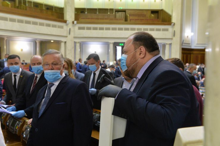 Ранкове пленарне засідання Верховної Ради України.
   
Голова Верховної Ради України Дмитро Разумков відкрив ранкове пленарне засідання. 
Д.Разумков звернувся до народних депутатів з проханням дотримуватися карантинних заходів у сесійній залі. 

Головуючий надав слово для виступу Заступнику Голови Верховної Ради України Олені Кондратюк. На початку виступу Олена Кондратюк звернула увагу на відсутність у сесійній залі однієї з депутатських фракцій - фракції «Батьківщина», яка відсутня через підтвердження у одного з членів фракції наявності симптомів коноравірусу.

