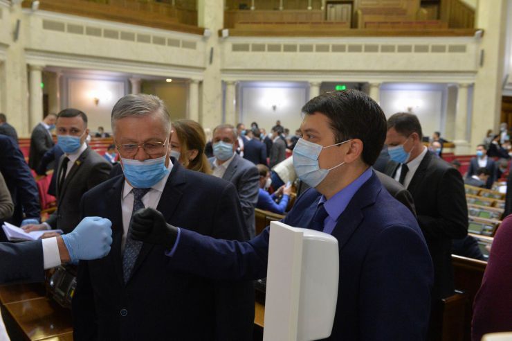 Ранкове пленарне засідання Верховної Ради України.
   
Голова Верховної Ради України Дмитро Разумков відкрив ранкове пленарне засідання. 
Д.Разумков звернувся до народних депутатів з проханням дотримуватися карантинних заходів у сесійній залі. 

Головуючий надав слово для виступу Заступнику Голови Верховної Ради України Олені Кондратюк. На початку виступу Олена Кондратюк звернула увагу на відсутність у сесійній залі однієї з депутатських фракцій - фракції «Батьківщина», яка відсутня через підтвердження у одного з членів фракції наявності симптомів коноравірусу.

