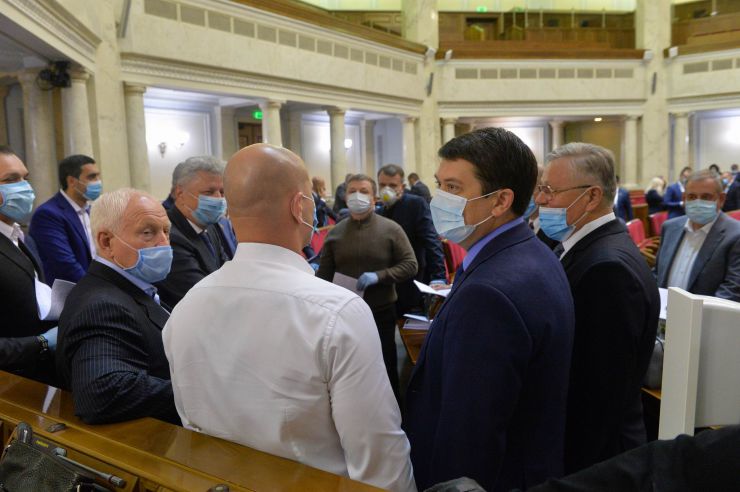 Ранкове пленарне засідання Верховної Ради України.
   
Голова Верховної Ради України Дмитро Разумков відкрив ранкове пленарне засідання. 
Д.Разумков звернувся до народних депутатів з проханням дотримуватися карантинних заходів у сесійній залі. 

Головуючий надав слово для виступу Заступнику Голови Верховної Ради України Олені Кондратюк. На початку виступу Олена Кондратюк звернула увагу на відсутність у сесійній залі однієї з депутатських фракцій - фракції «Батьківщина», яка відсутня через підтвердження у одного з членів фракції наявності симптомів коноравірусу.
