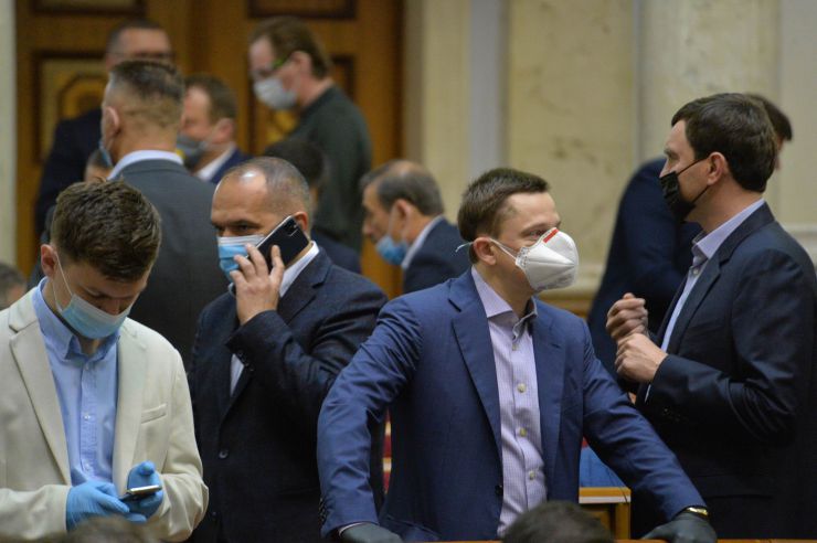 Ранкове пленарне засідання Верховної Ради України.
   
Голова Верховної Ради України Дмитро Разумков відкрив ранкове пленарне засідання. 
Д.Разумков звернувся до народних депутатів з проханням дотримуватися карантинних заходів у сесійній залі. 

Головуючий надав слово для виступу Заступнику Голови Верховної Ради України Олені Кондратюк. На початку виступу Олена Кондратюк звернула увагу на відсутність у сесійній залі однієї з депутатських фракцій - фракції «Батьківщина», яка відсутня через підтвердження у одного з членів фракції наявності симптомів коноравірусу.
