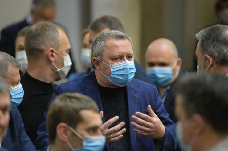 Ранкове пленарне засідання Верховної Ради України.
   
Голова Верховної Ради України Дмитро Разумков відкрив ранкове пленарне засідання. 
Д.Разумков звернувся до народних депутатів з проханням дотримуватися карантинних заходів у сесійній залі. 

Головуючий надав слово для виступу Заступнику Голови Верховної Ради України Олені Кондратюк. На початку виступу Олена Кондратюк звернула увагу на відсутність у сесійній залі однієї з депутатських фракцій - фракції «Батьківщина», яка відсутня через підтвердження у одного з членів фракції наявності симптомів коноравірусу.

