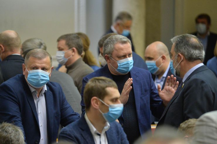 Ранкове пленарне засідання Верховної Ради України.
   
Голова Верховної Ради України Дмитро Разумков відкрив ранкове пленарне засідання. 
Д.Разумков звернувся до народних депутатів з проханням дотримуватися карантинних заходів у сесійній залі. 

Головуючий надав слово для виступу Заступнику Голови Верховної Ради України Олені Кондратюк. На початку виступу Олена Кондратюк звернула увагу на відсутність у сесійній залі однієї з депутатських фракцій - фракції «Батьківщина», яка відсутня через підтвердження у одного з членів фракції наявності симптомів коноравірусу.
