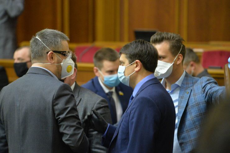 Ранкове пленарне засідання Верховної Ради України.
   
Голова Верховної Ради України Дмитро Разумков відкрив ранкове пленарне засідання. 
Д.Разумков звернувся до народних депутатів з проханням дотримуватися карантинних заходів у сесійній залі. 

Головуючий надав слово для виступу Заступнику Голови Верховної Ради України Олені Кондратюк. На початку виступу Олена Кондратюк звернула увагу на відсутність у сесійній залі однієї з депутатських фракцій - фракції «Батьківщина», яка відсутня через підтвердження у одного з членів фракції наявності симптомів коноравірусу.

