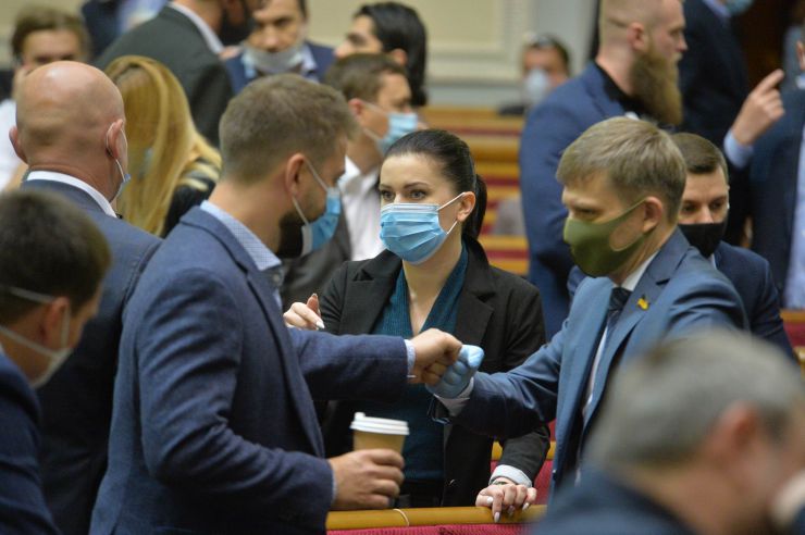 Ранкове пленарне засідання Верховної Ради України.
   
Голова Верховної Ради України Дмитро Разумков відкрив ранкове пленарне засідання. 
Д.Разумков звернувся до народних депутатів з проханням дотримуватися карантинних заходів у сесійній залі. 

Головуючий надав слово для виступу Заступнику Голови Верховної Ради України Олені Кондратюк. На початку виступу Олена Кондратюк звернула увагу на відсутність у сесійній залі однієї з депутатських фракцій - фракції «Батьківщина», яка відсутня через підтвердження у одного з членів фракції наявності симптомів коноравірусу.
