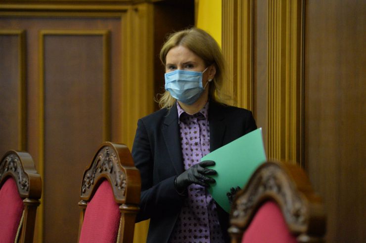 Ранкове пленарне засідання Верховної Ради України.
   
Голова Верховної Ради України Дмитро Разумков відкрив ранкове пленарне засідання. 
Д.Разумков звернувся до народних депутатів з проханням дотримуватися карантинних заходів у сесійній залі. 

Головуючий надав слово для виступу Заступнику Голови Верховної Ради України Олені Кондратюк. На початку виступу Олена Кондратюк звернула увагу на відсутність у сесійній залі однієї з депутатських фракцій - фракції «Батьківщина», яка відсутня через підтвердження у одного з членів фракції наявності симптомів коноравірусу.
