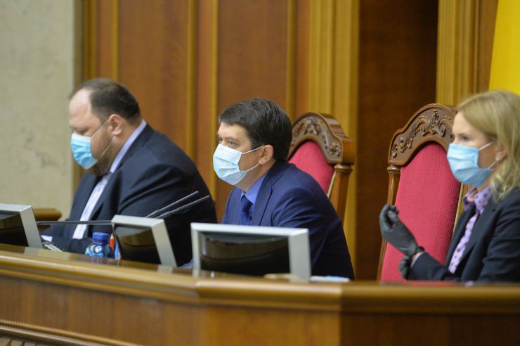 Ранкове пленарне засідання Верховної Ради України.
   
Голова Верховної Ради України Дмитро Разумков відкрив ранкове пленарне засідання. 
Д.Разумков звернувся до народних депутатів з проханням дотримуватися карантинних заходів у сесійній залі. 

Головуючий надав слово для виступу Заступнику Голови Верховної Ради України Олені Кондратюк. На початку виступу Олена Кондратюк звернула увагу на відсутність у сесійній залі однієї з депутатських фракцій - фракції «Батьківщина», яка відсутня через підтвердження у одного з членів фракції наявності симптомів коноравірусу.
