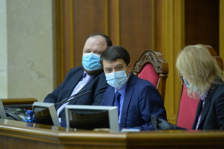 Ранкове пленарне засідання Верховної Ради України.
   
Голова Верховної Ради України Дмитро Разумков відкрив ранкове пленарне засідання. 
Д.Разумков звернувся до народних депутатів з проханням дотримуватися карантинних заходів у сесійній залі. 

Головуючий надав слово для виступу Заступнику Голови Верховної Ради України Олені Кондратюк. На початку виступу Олена Кондратюк звернула увагу на відсутність у сесійній залі однієї з депутатських фракцій - фракції «Батьківщина», яка відсутня через підтвердження у одного з членів фракції наявності симптомів коноравірусу.

