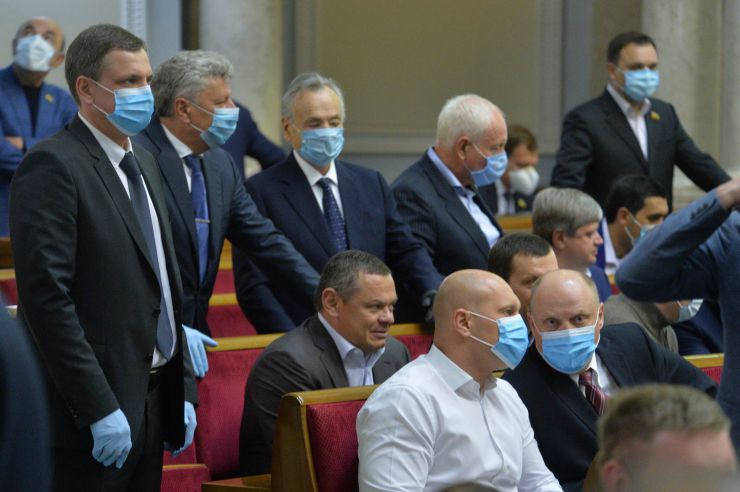 Ранкове пленарне засідання Верховної Ради України.
   
Голова Верховної Ради України Дмитро Разумков відкрив ранкове пленарне засідання. 
Д.Разумков звернувся до народних депутатів з проханням дотримуватися карантинних заходів у сесійній залі. 

Головуючий надав слово для виступу Заступнику Голови Верховної Ради України Олені Кондратюк. На початку виступу Олена Кондратюк звернула увагу на відсутність у сесійній залі однієї з депутатських фракцій - фракції «Батьківщина», яка відсутня через підтвердження у одного з членів фракції наявності симптомів коноравірусу.
