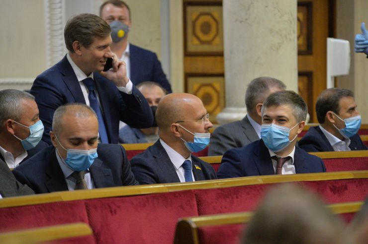 Ранкове пленарне засідання Верховної Ради України.
   
Голова Верховної Ради України Дмитро Разумков відкрив ранкове пленарне засідання. 
Д.Разумков звернувся до народних депутатів з проханням дотримуватися карантинних заходів у сесійній залі. 

Головуючий надав слово для виступу Заступнику Голови Верховної Ради України Олені Кондратюк. На початку виступу Олена Кондратюк звернула увагу на відсутність у сесійній залі однієї з депутатських фракцій - фракції «Батьківщина», яка відсутня через підтвердження у одного з членів фракції наявності симптомів коноравірусу.
