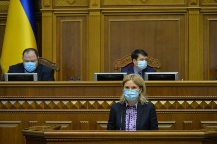 Ранкове пленарне засідання Верховної Ради України.
   
Голова Верховної Ради України Дмитро Разумков відкрив ранкове пленарне засідання. 
Д.Разумков звернувся до народних депутатів з проханням дотримуватися карантинних заходів у сесійній залі. 

Головуючий надав слово для виступу Заступнику Голови Верховної Ради України Олені Кондратюк. На початку виступу Олена Кондратюк звернула увагу на відсутність у сесійній залі однієї з депутатських фракцій - фракції «Батьківщина», яка відсутня через підтвердження у одного з членів фракції наявності симптомів коноравірусу.
