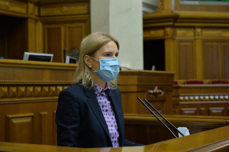 Ранкове пленарне засідання Верховної Ради України.
   
Голова Верховної Ради України Дмитро Разумков відкрив ранкове пленарне засідання. 
Д.Разумков звернувся до народних депутатів з проханням дотримуватися карантинних заходів у сесійній залі. 

Головуючий надав слово для виступу Заступнику Голови Верховної Ради України Олені Кондратюк. На початку виступу Олена Кондратюк звернула увагу на відсутність у сесійній залі однієї з депутатських фракцій - фракції «Батьківщина», яка відсутня через підтвердження у одного з членів фракції наявності симптомів коноравірусу.
