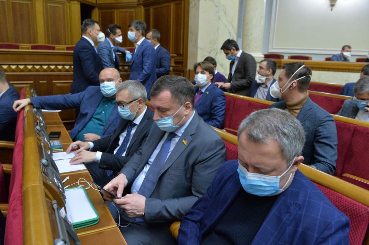 Ранкове пленарне засідання Верховної Ради України.
   
Голова Верховної Ради України Дмитро Разумков відкрив ранкове пленарне засідання. 
Д.Разумков звернувся до народних депутатів з проханням дотримуватися карантинних заходів у сесійній залі. 

Головуючий надав слово для виступу Заступнику Голови Верховної Ради України Олені Кондратюк. На початку виступу Олена Кондратюк звернула увагу на відсутність у сесійній залі однієї з депутатських фракцій - фракції «Батьківщина», яка відсутня через підтвердження у одного з членів фракції наявності симптомів коноравірусу.

