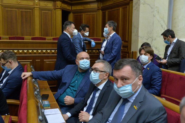 Ранкове пленарне засідання Верховної Ради України.
   
Голова Верховної Ради України Дмитро Разумков відкрив ранкове пленарне засідання. 
Д.Разумков звернувся до народних депутатів з проханням дотримуватися карантинних заходів у сесійній залі. 

Головуючий надав слово для виступу Заступнику Голови Верховної Ради України Олені Кондратюк. На початку виступу Олена Кондратюк звернула увагу на відсутність у сесійній залі однієї з депутатських фракцій - фракції «Батьківщина», яка відсутня через підтвердження у одного з членів фракції наявності симптомів коноравірусу.
