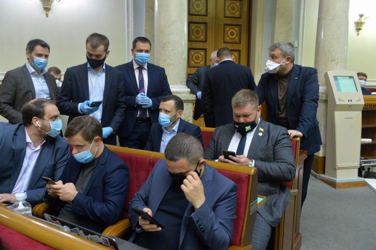 Ранкове пленарне засідання Верховної Ради України.
   
Голова Верховної Ради України Дмитро Разумков відкрив ранкове пленарне засідання. 
Д.Разумков звернувся до народних депутатів з проханням дотримуватися карантинних заходів у сесійній залі. 

Головуючий надав слово для виступу Заступнику Голови Верховної Ради України Олені Кондратюк. На початку виступу Олена Кондратюк звернула увагу на відсутність у сесійній залі однієї з депутатських фракцій - фракції «Батьківщина», яка відсутня через підтвердження у одного з членів фракції наявності симптомів коноравірусу.
