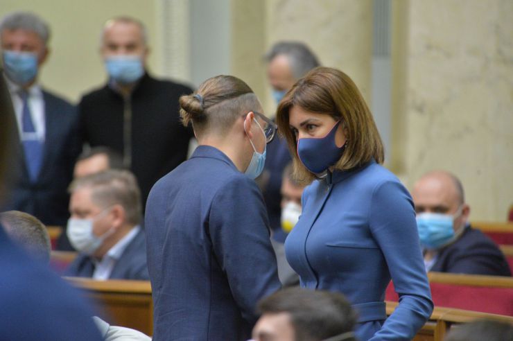 Ранкове пленарне засідання Верховної Ради України.
   
Голова Верховної Ради України Дмитро Разумков відкрив ранкове пленарне засідання. 
Д.Разумков звернувся до народних депутатів з проханням дотримуватися карантинних заходів у сесійній залі. 

Головуючий надав слово для виступу Заступнику Голови Верховної Ради України Олені Кондратюк. На початку виступу Олена Кондратюк звернула увагу на відсутність у сесійній залі однієї з депутатських фракцій - фракції «Батьківщина», яка відсутня через підтвердження у одного з членів фракції наявності симптомів коноравірусу.
